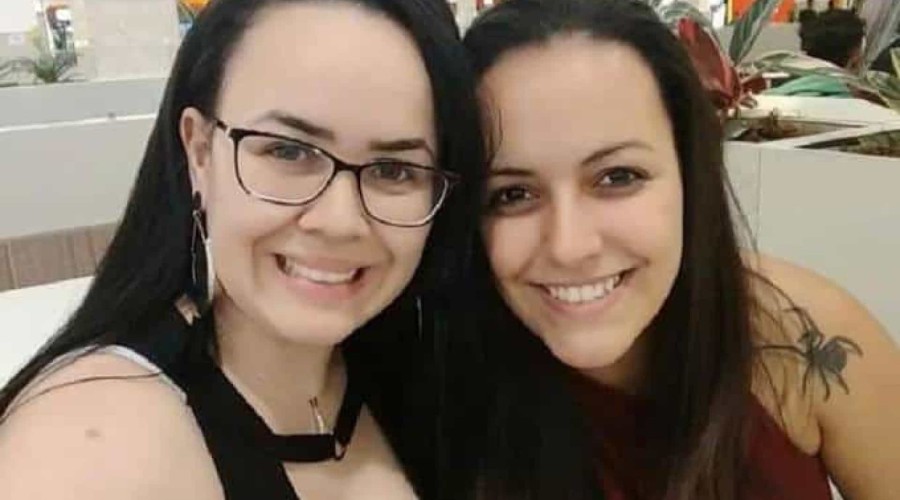 Parentes acreditam que filha e namorada participaram da morte dos pais