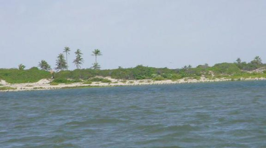 Embarcação naufraga em Atins, região de Barreirinhas.