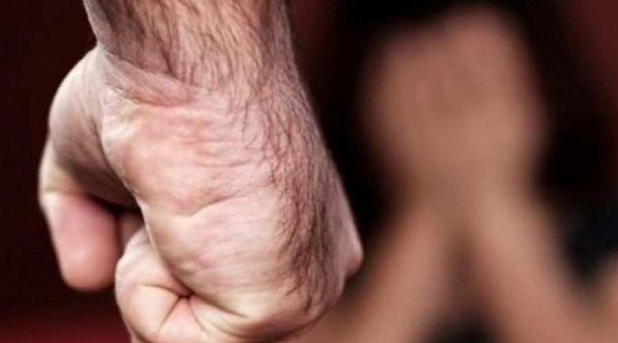 Homem agride filha com amassador de carne em “oração de libertação”