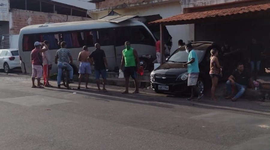 Motorista de van perde controle e invade comércio