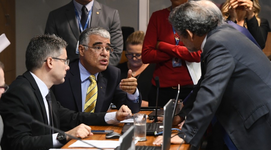 Girão é derrotado e projeto que libera uso medicinal da maconha avança no Senado