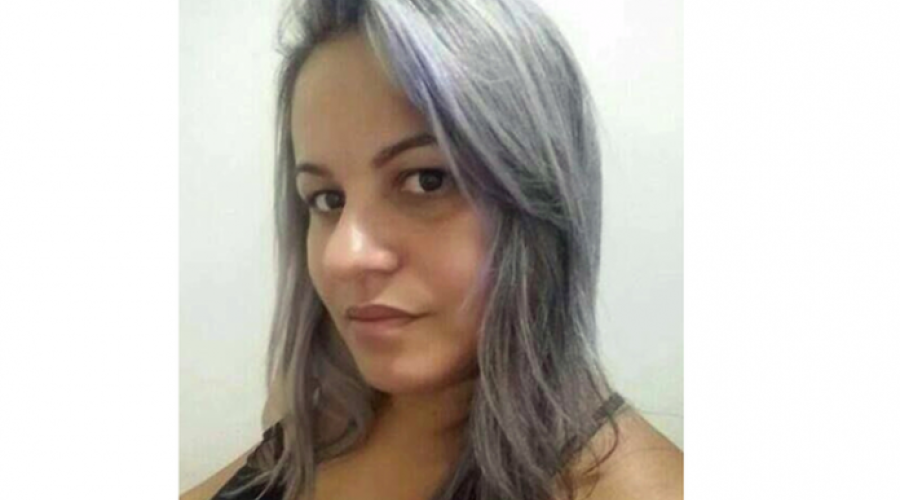 Jovem morre com choque ao colocar celular para carregar