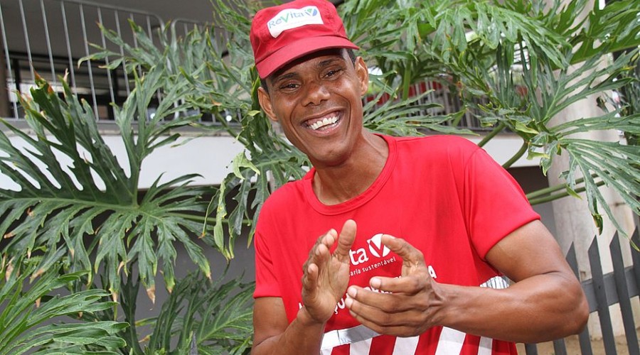 ASSISTA AO VÍDEO: Conheça história de gari compositor que sonha em conhecer Xanddy