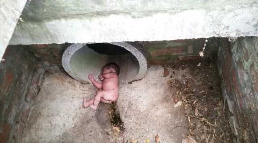 Bebê é encontrada viva dentro de esgoto