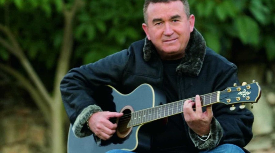 Justiça notifica Amado Batista por declarações sobre Lula e seus filhos