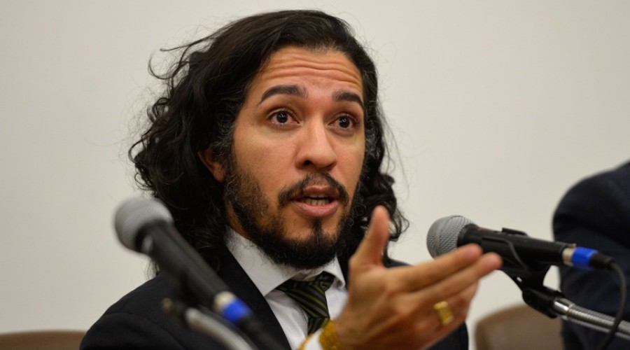Padre é condenado a pagar R$ 15 mil a Jean Wyllys por “fake news”