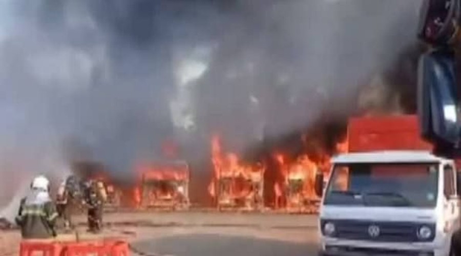 Incêndio destrói veículos em distribuidora de bebidas em Caxias