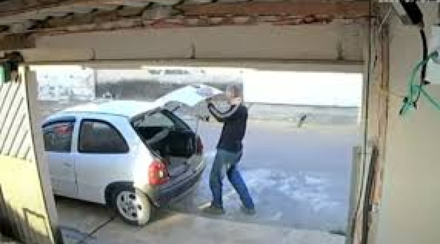 Vídeo: Família tem casa invadida e é feita refém durante assalto