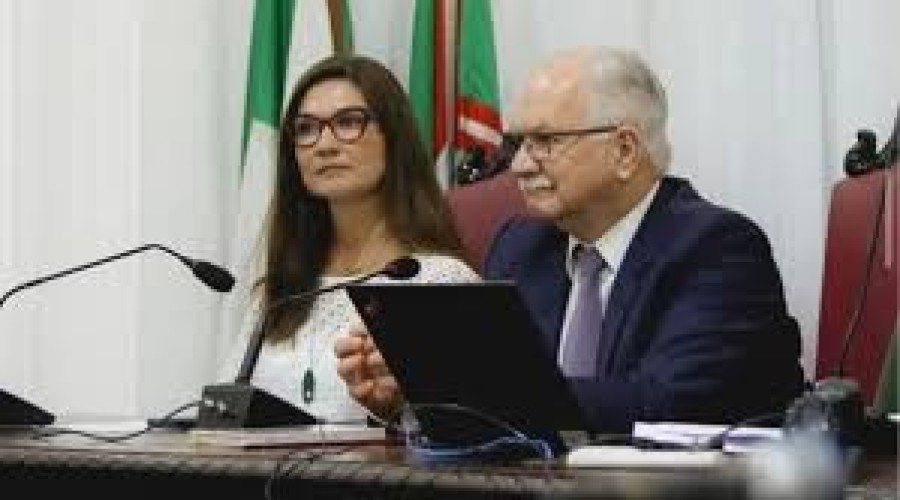 Filha de ministro do STF é xingada e leva cusparada em universidade: ‘Lixo comunista’