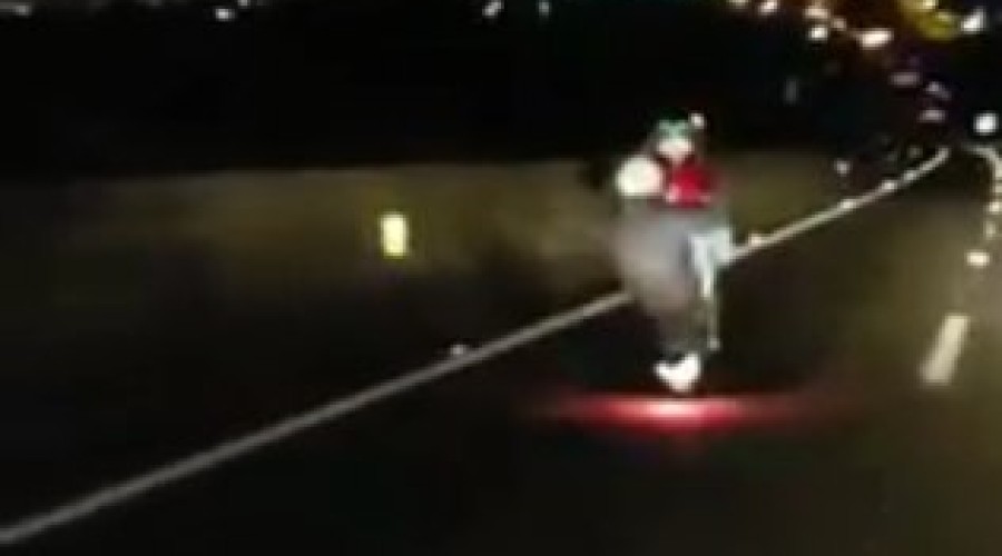Assista ao Vídeo, gravadas na rodovia Santos Dumont na altura de Campinas, mostra o momento do atropelamento; apesar do impacto, ele só teve escoriações Fonte: Último Segundo - iG @ https://ultimosegundo.ig.com.br/brasil/2019-07-24/jovem-empina-moto-