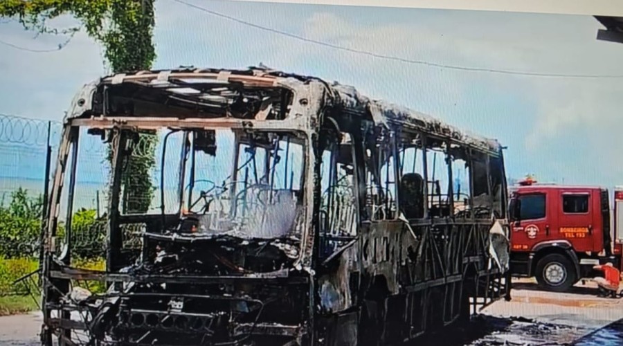 VÍDEO: ônibus pega fogo no Terminal da Praia Grande