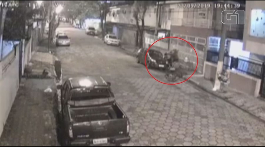Assista ao Vídeo: Jovem é espancada por dois bandidos ao reagir a assalto