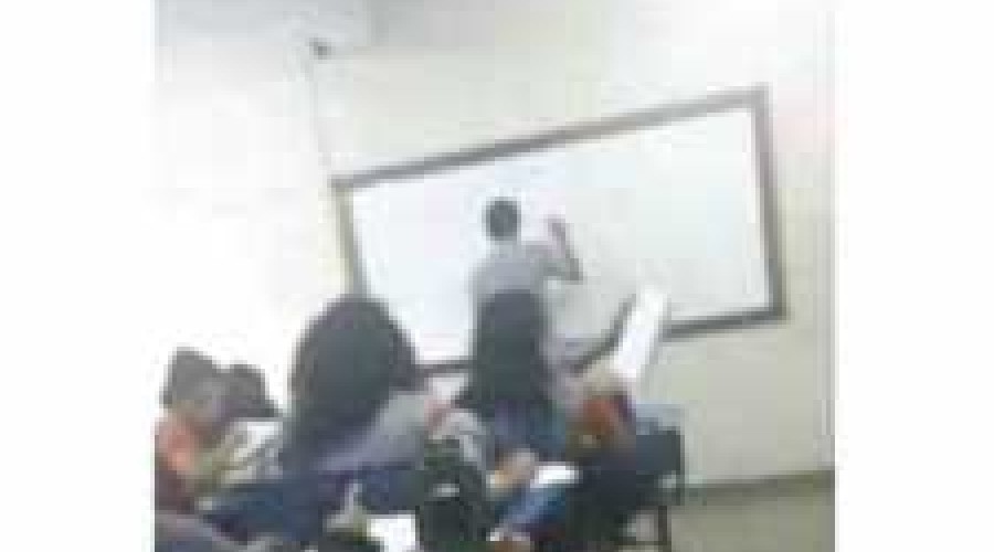 Aluno posta foto apontando arma para professor dentro de sala de aula