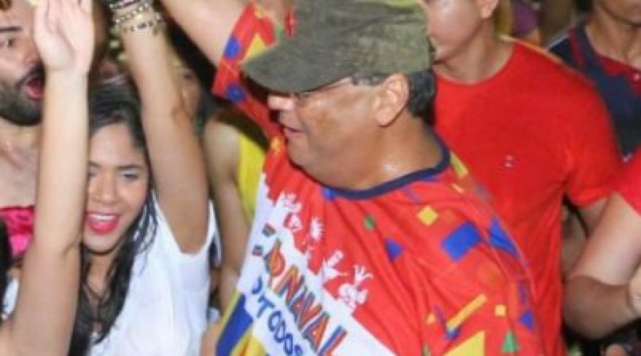ASSISTA AO VÍDEO: No carnaval de rua, foliões gritam para o governador: “Dino, eu te amo”