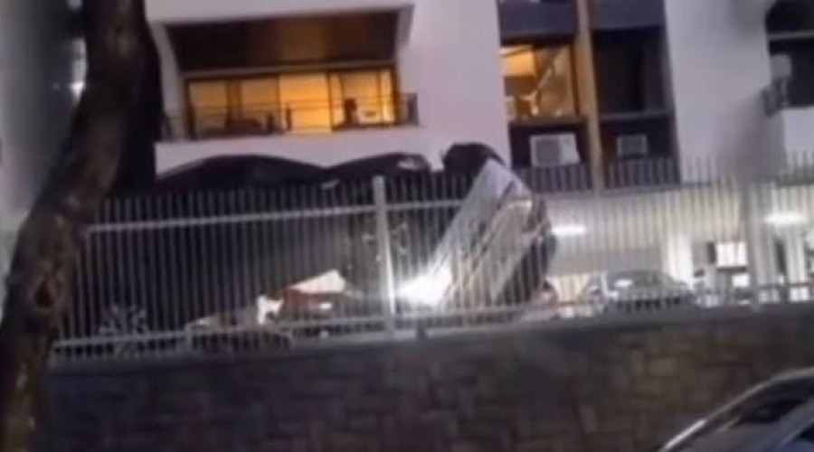 VÍDEO: Carro capota após batida em estacionamento de condomínio em São Luís