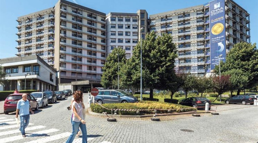 Jovem atacado à facada pelo avô enquanto dormia