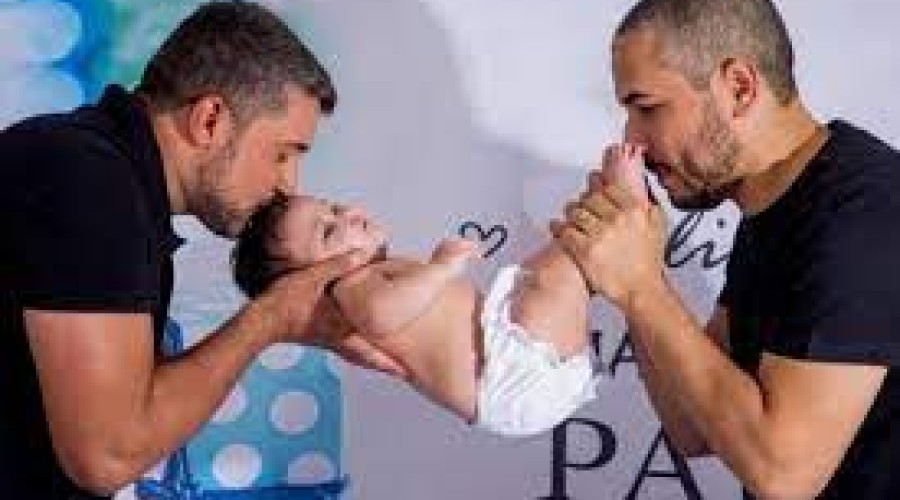 Após 7 anos, casal gay consegue adotar criança: “Amor incondicional”