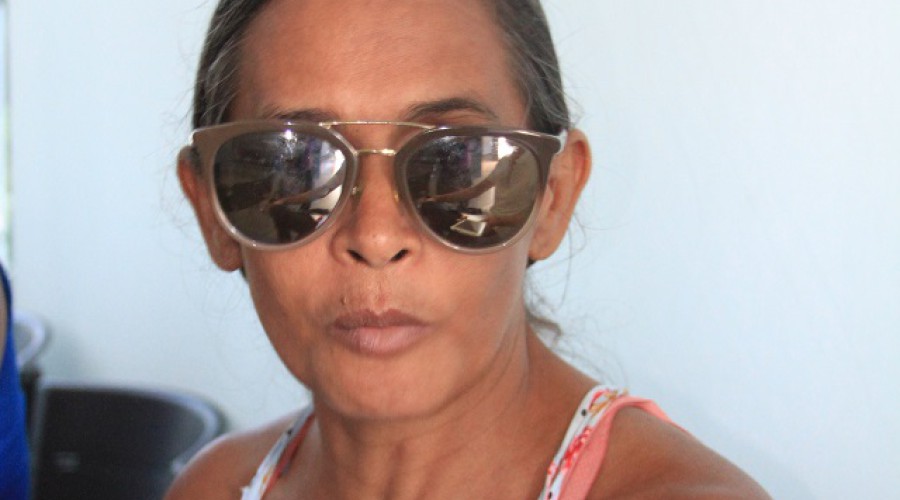 Mulher ficar cega à espera de cirurgia de catarata e pede ajuda