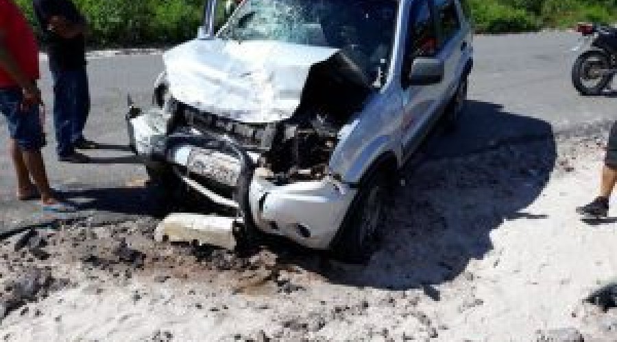 Veja vídeo: impressionante! carro parte ao meio após colisão com outro veículo em acidente no interior do Maranhão, mas ninguém morreu