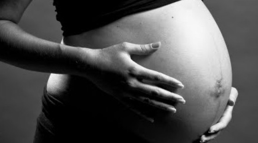 Adolescente estuprada pelo irmão é presa por abortar