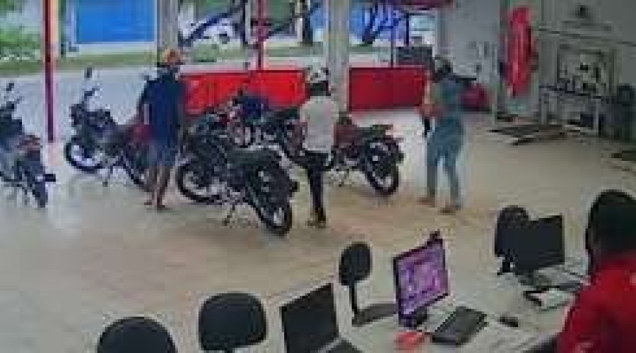 VÍDEO: Trio assalta concessionária e leva três motos zero quilômetro em São Luís