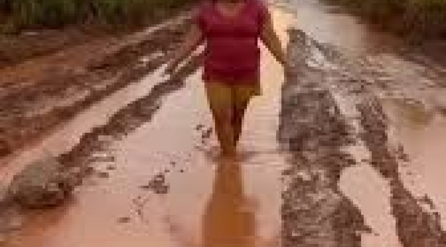 Será que tem prefeito em Bacabal? Vídeo: Moradora toma banho na lama, viraliza ao expor situação de estrada vicinal que Roberto Costa já havia “recup…