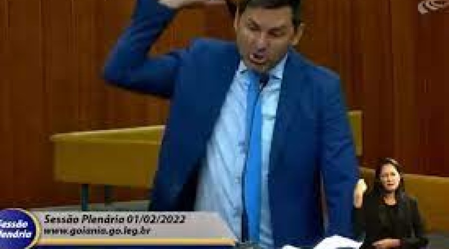 VÍDEO: vereador tira arma em plenário e pede para apanhar de cinto