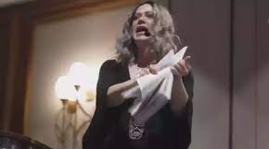 VÍDEO BIZARRO: Bíblia sagrada é destruída em abertura de evento satânico