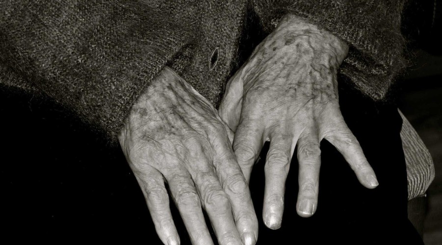 Idosa de 98 anos fica presa sob corpo da filha por pelo menos 4 dias