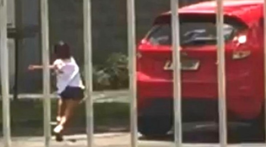 ASSISTA AO VÍDEO: Impassível a gritos de “perdão”, mãe arranca o carro e abandona criança