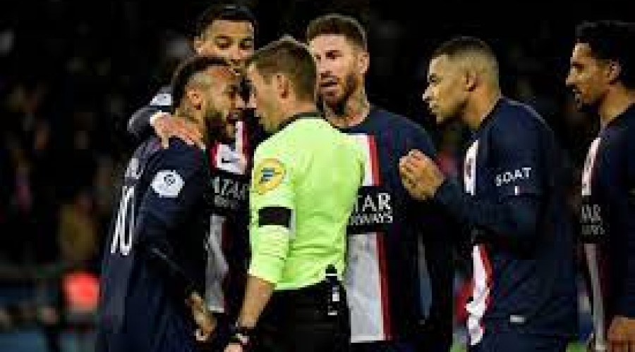 Neymar é o jogador que mais recebeu cartões vermelhos desde que chegou na França