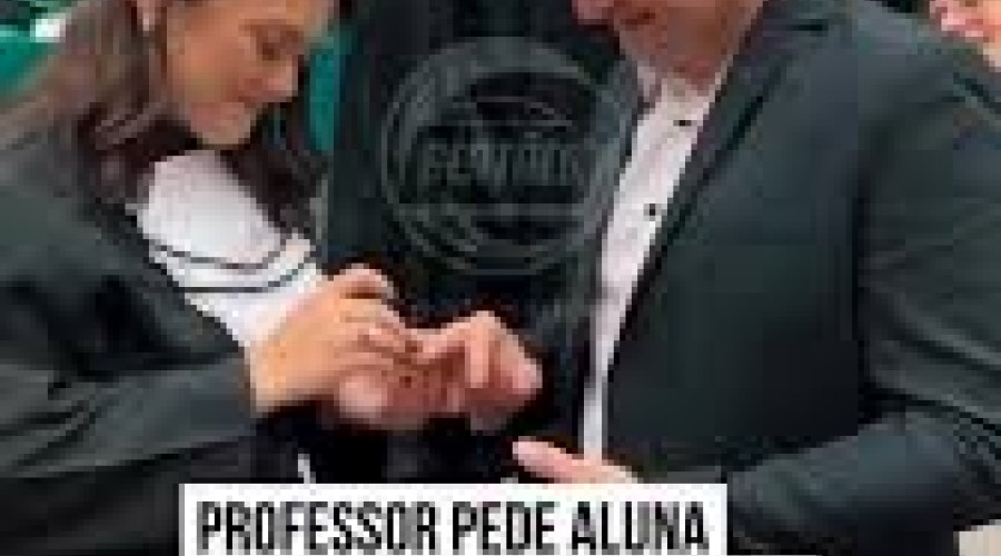 Professor pede aluna em casamento na colação de grau e divide opiniões
