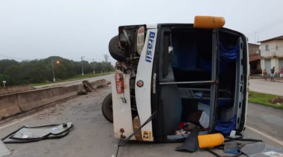 Ônibus da banda Filhinho de Papai tomba na BR-135 e cinco pessoas ficam feridas