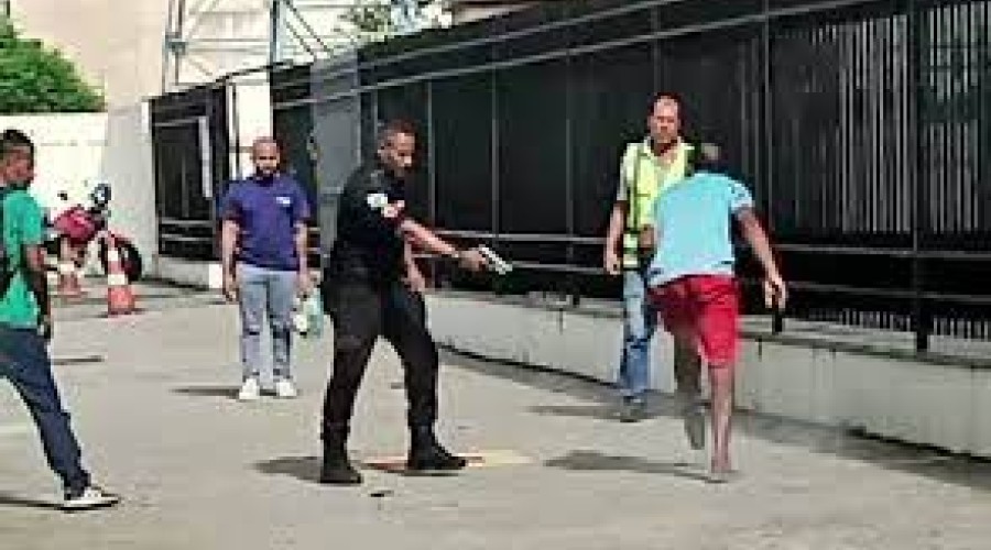 VÍDEO: PM atira no pé de homem durante discussão em frente ao fórum de Cascadura