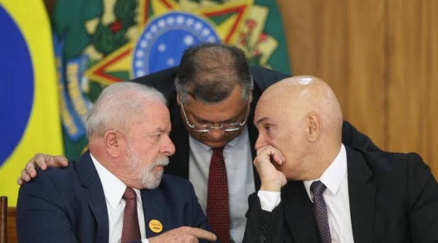 Lula conversa com Dino sobre crise envolvendo ministros do STF