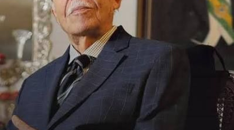 Sarney é internado novamente
