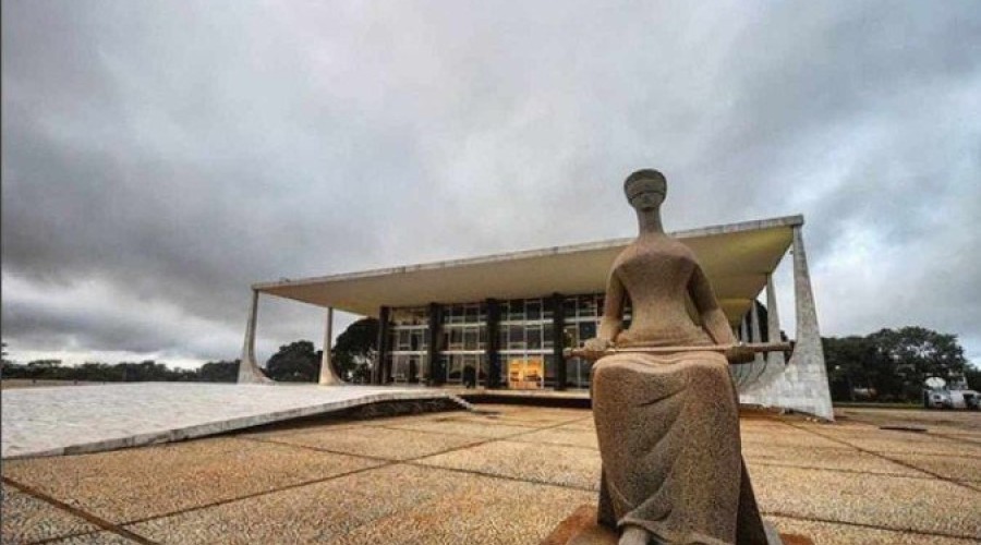 Mulher presa por roubar três baldes de água passa quatro meses em penitenciária