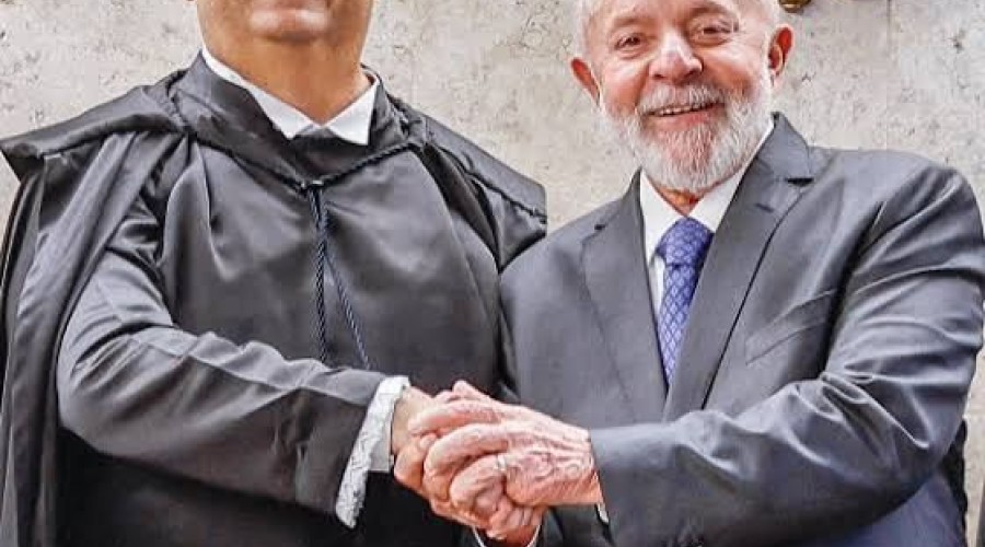 Flávio Bolsonaro quer Dino fora de casos de Lula nas eleições