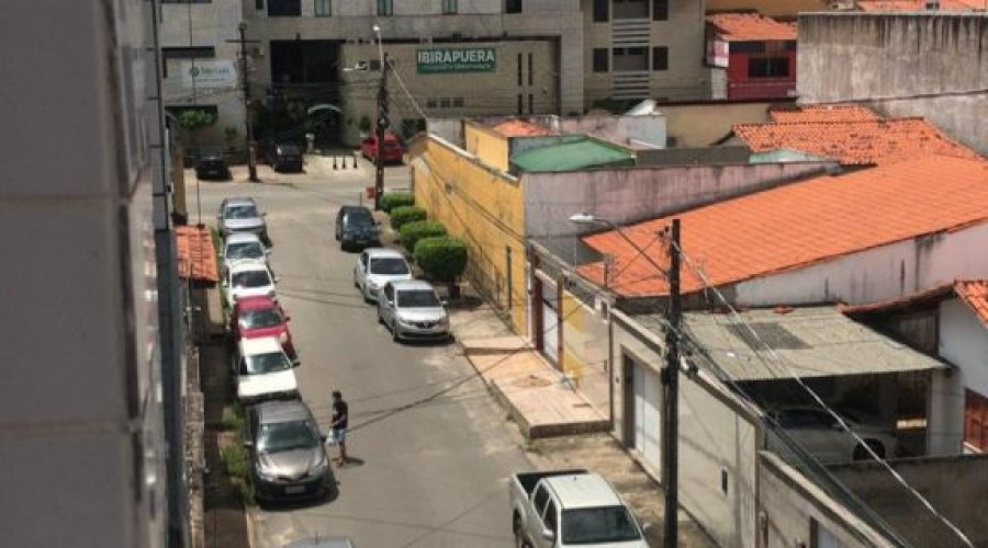 Assista o Vídeo:  Câmeras de segurança flagram assalto