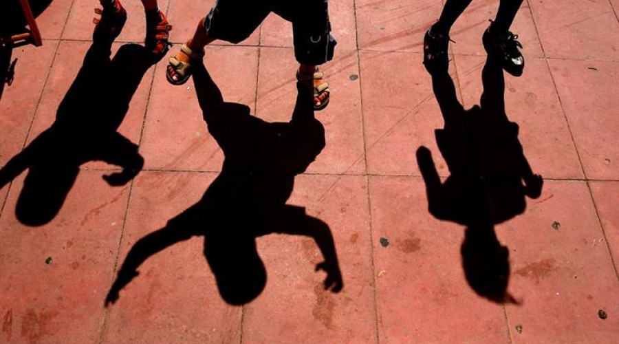 Rapaz de 13 anos espancado e abandonado nu em linha de comboio