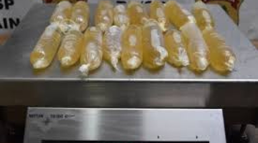 Mulher é presa em aeroporto com droga em camisinha colada no sutiã