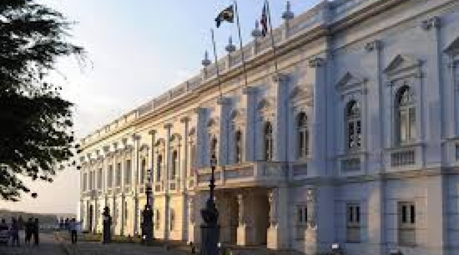Homem armado ingressa no Museu do Palácio dos Leões e faz guia turística de refém