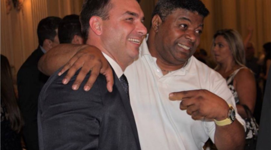 Filho de Bolsonaro responde no Twitter: “Racista é o c* da sua mãe”
