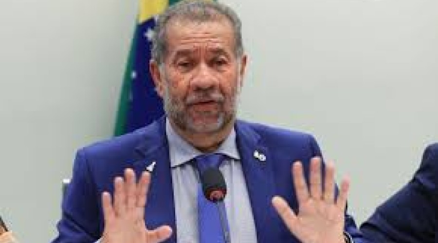 Após escândalo no INSS, Carlos Lupi pede demissão do cargo