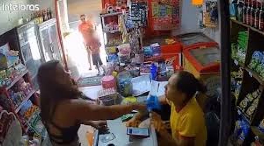 Vídeo: Pastos Bons-Maranhão: Mulher agride funcionária de mercadinho após filho pegar dinheiro escondido