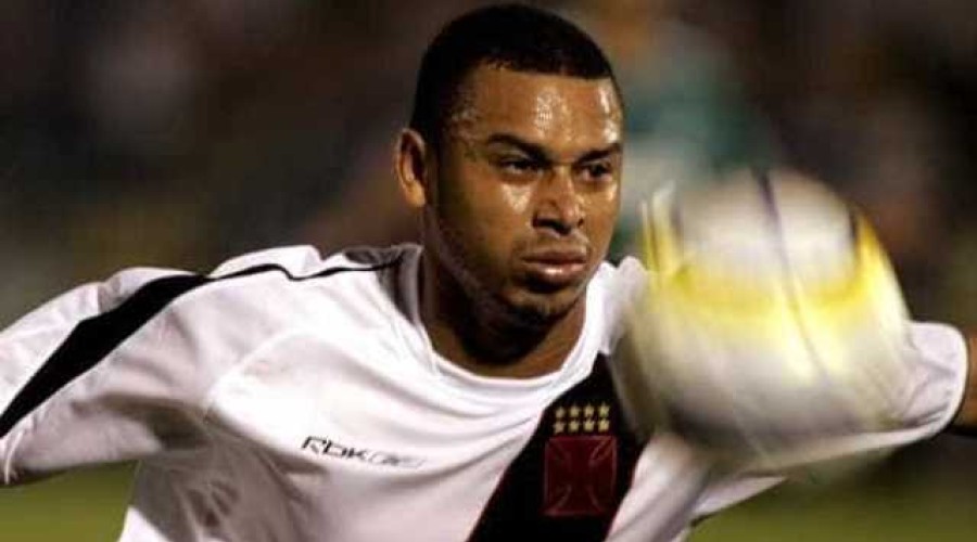 Atacante que jogou na Europa e foi artilheiro no Vasco vira mendigo