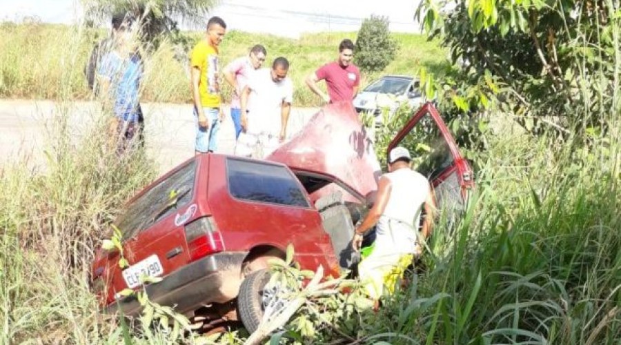 Acidente em Peri de Cima: carro derrapa e cai no matagal