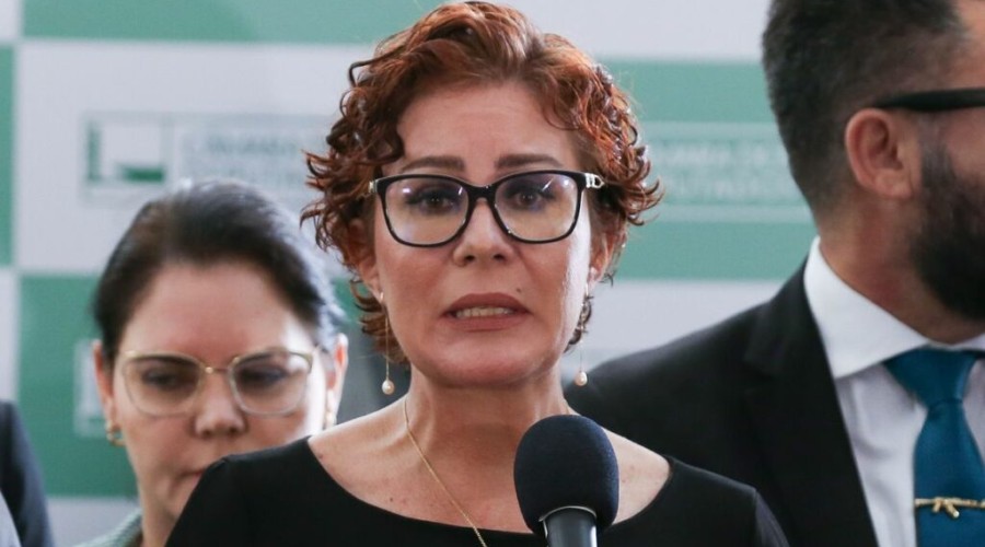 A deputada Carla Zambelli é hospitalizada em Brasília