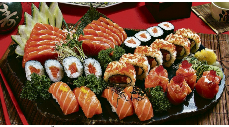 Homem contrai verme de 1,5m comendo sushi