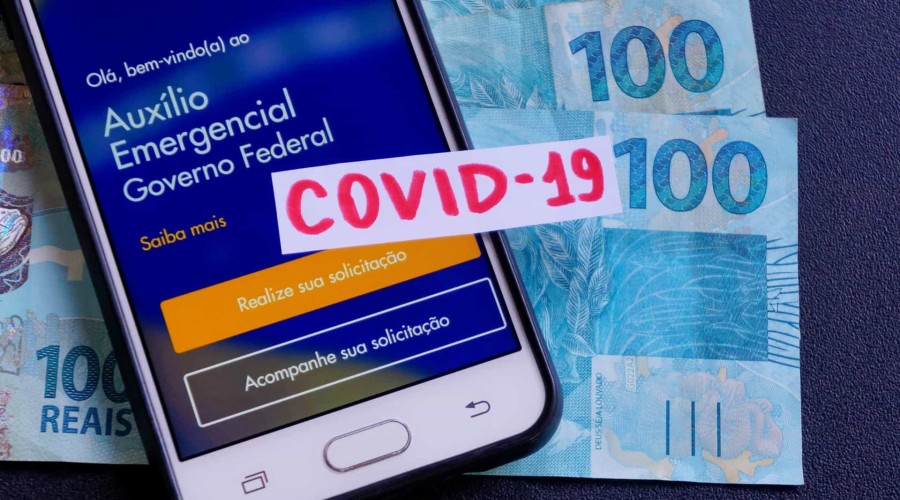 Bolsonaro sanciona com 11 vetos lei que amplia auxílio emergencial